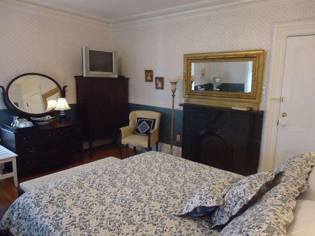 Governor'S Mansion Inn Miramichi Room photo