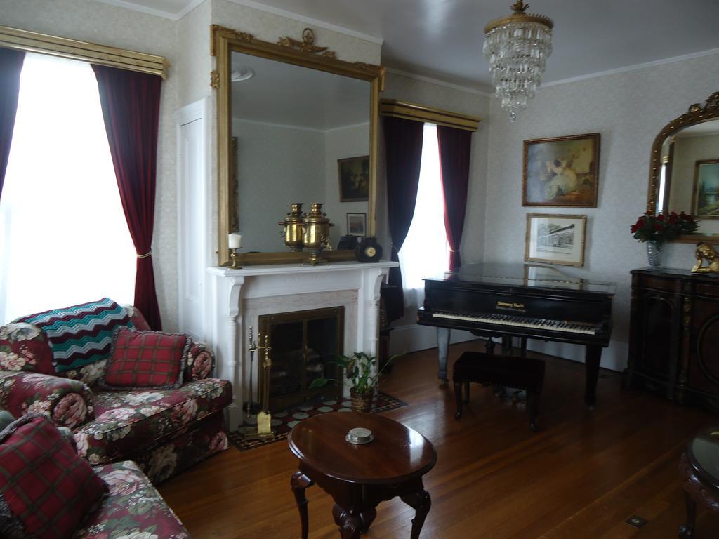 Governor'S Mansion Inn Miramichi Exterior photo